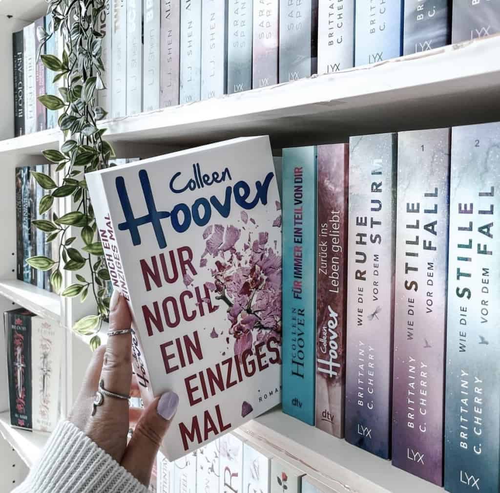 Das Buch "Nur noch ein einziges Mal" von Colleen Hoover in einem Bücherregal
