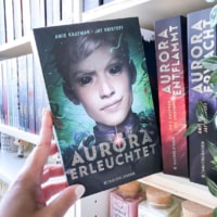 Aurora erleuchtet in meinem Bücherregal