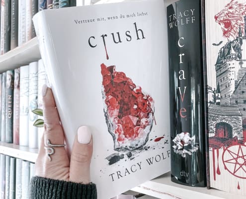 Crush im Bücherregal