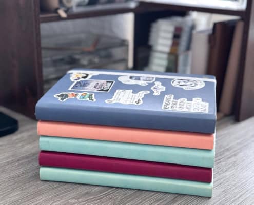 Ein Stapel Notizbücher auf einem Schreibtisch