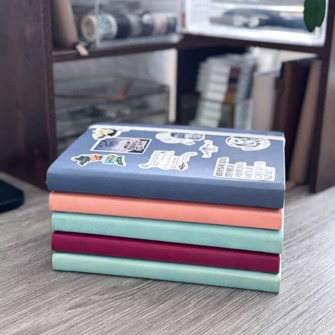 Ein Stapel Notizbücher auf einem Schreibtisch