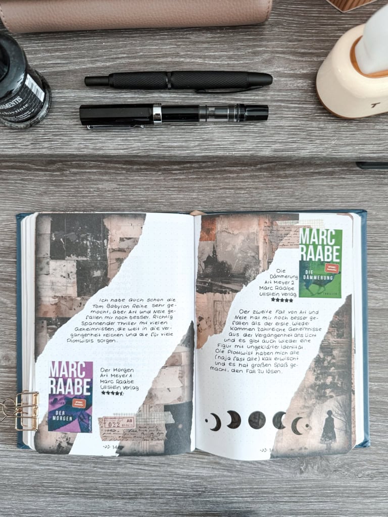 Eine Doppelseite in einem Notizjournal. Auf jeder Seite ist ein Buchcover aufgeklebt, einige Dekoelemente und eine kurze Rezension wurde dazu geschrieben